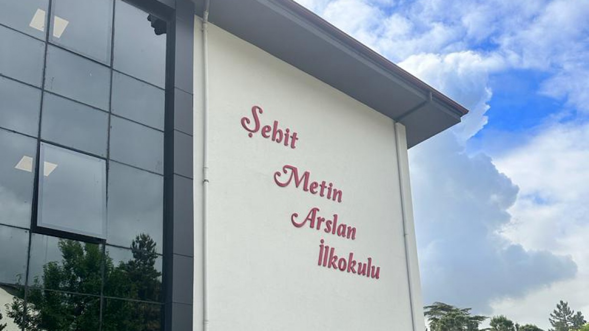 Şehit Metin Arslan İlkokulu yazımız okulumuz duvarında yerini aldı. 